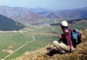 Alfredo Campagnoli con alle spalle il Piano di Monte Lago – Foto Gruppo Grotte Recanati