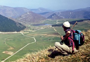 Alfredo Campagnoli con alle spalle il Piano di Monte Lago – Foto Gruppo Grotte Recanati