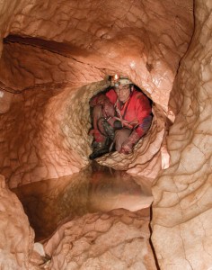 Alfredo Campagnoli durante i rilievi nella grotta di Sasso Pozzo. Foto di Sandro Galdenzi.