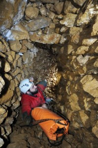 Tratto di una galleria della Grotta della Miniera totalmente rivestita con detriti calcarei, residuo di energiche attività estrattive. Foto Felice Larocca.