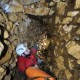 Tratto di una galleria della Grotta della Miniera totalmente rivestita con detriti calcarei, residuo di energiche attività estrattive. Foto Felice Larocca.