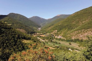 Veduta della Vallata del fiume Scarzito del sentiero che conduce alla cavità della Grotta della Miniera a Sefro. Foto Felice Larocca.